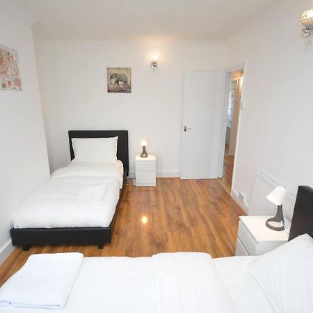 4 Bedroom House In East London Eksteriør billede