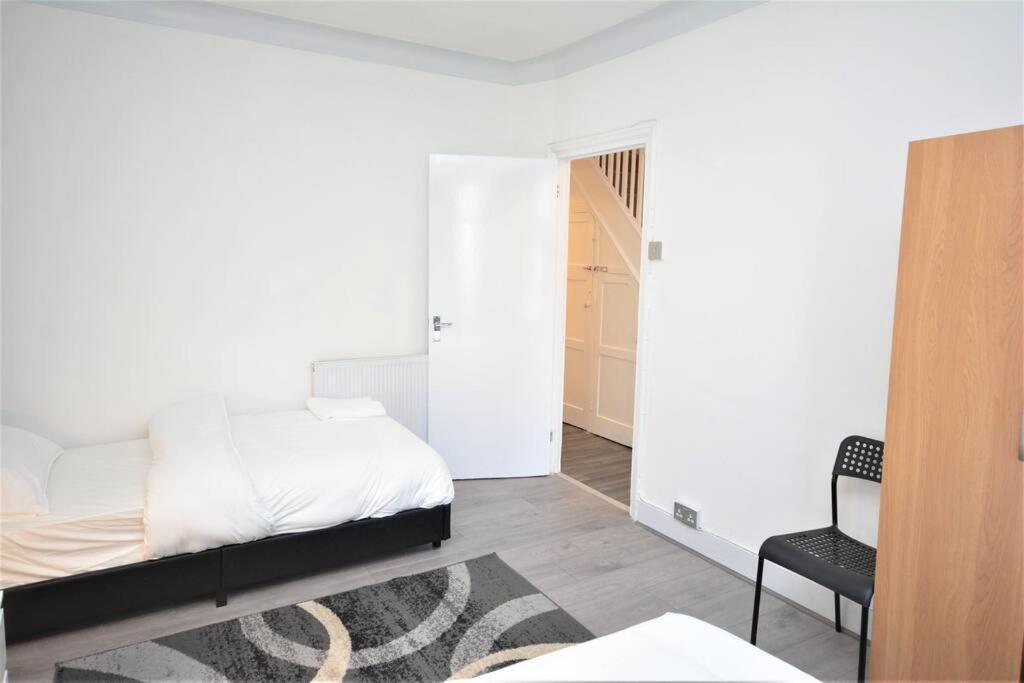 4 Bedroom House In East London Eksteriør billede