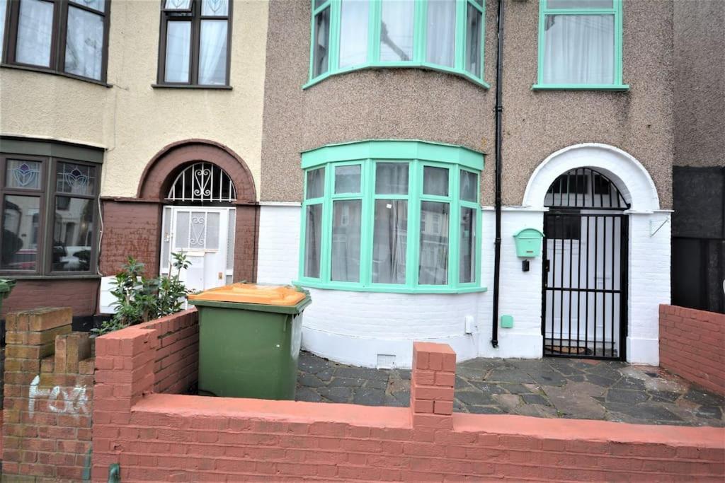 4 Bedroom House In East London Eksteriør billede
