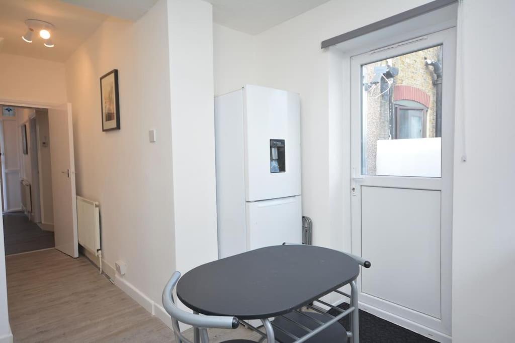 4 Bedroom House In East London Eksteriør billede