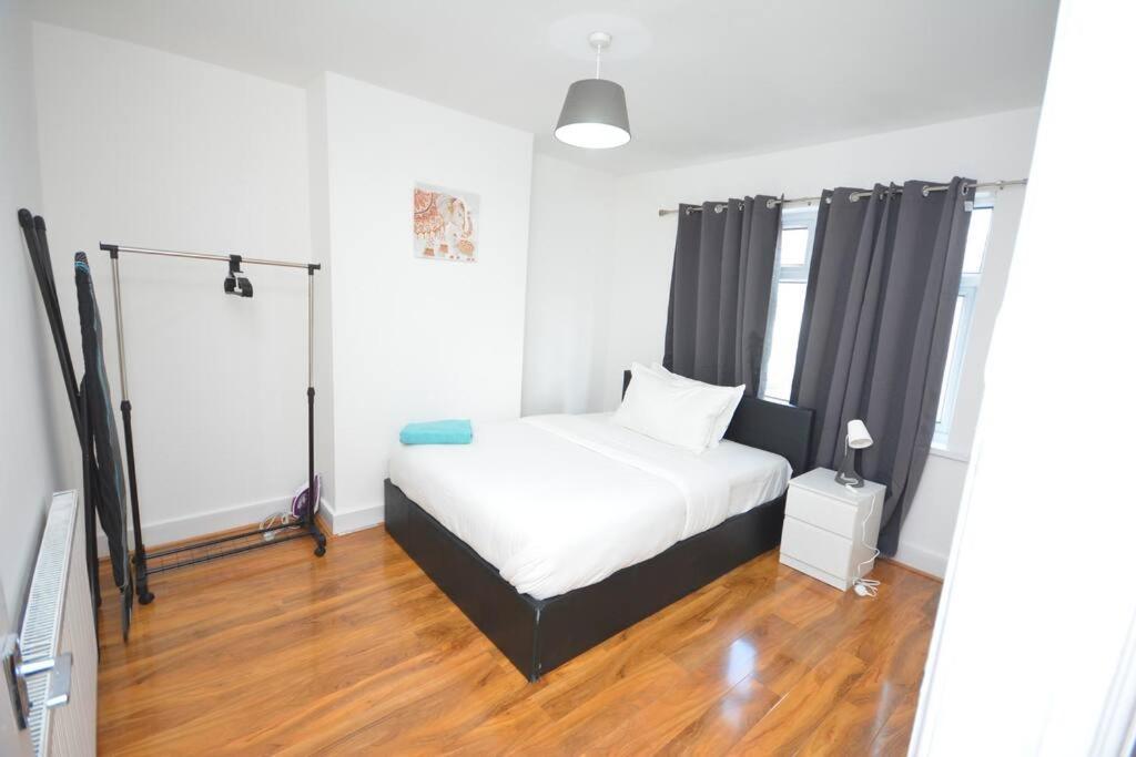4 Bedroom House In East London Eksteriør billede