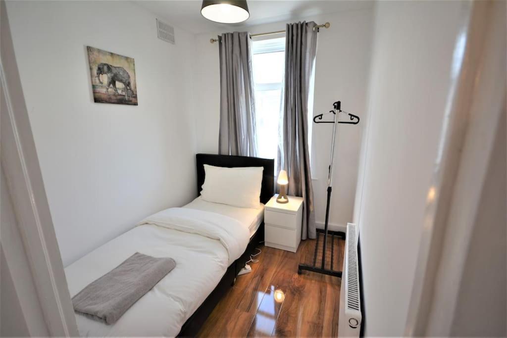 4 Bedroom House In East London Eksteriør billede